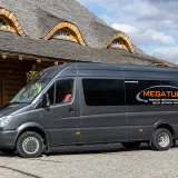 Szary bus firmy Megatur, gotowy na podróż do Holandii. Przewozy międzynarodowe do Belgii, Holandii i Niemiec.