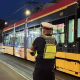 Kontroler ruchu nadzoruje ruch tramwajów na Pradze w Warszawie.
