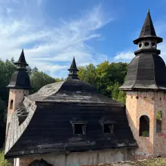 Zamek w Łapalicach, którego właściciel marzył o budowli jak z bajki, wciąż czeka na dokończenie. Dziś to ruina z wieżami i stromymi dachami.
