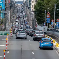 Korek w centrum Brukseli. Długi korek samochodowy na ulicy w centrum miasta, gdzie jest bruksela.
