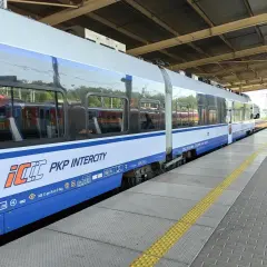 Pociąg PKP Intercity na peronie. Czekam na wymianę biletu, by ruszyć w podróż.