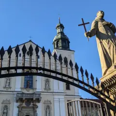 Kamienna figura z krzyżem przed kościołem na krakowskiej Kalwarii Zebrzydowskiej.