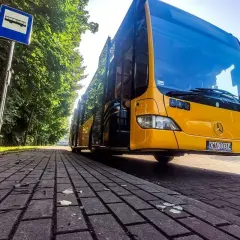 Żółty autobus na przystanku, gotowy do podróży z Krakowa do Zabrza.