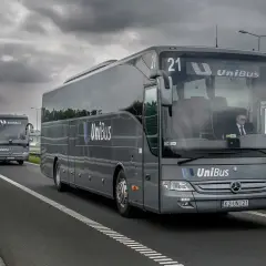 Autobusy UniBus jadące w kolumnie. Sprawdź drabas katowice - wisła cennik, by zaplanować podróż.