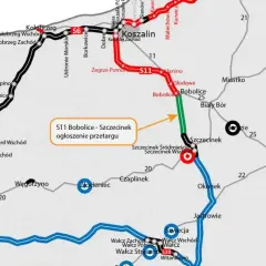 Mapa drogowa z zaznaczonymi trasami S6, S10, S11. Widać Koszalin, lotnisko oraz przebieg S11 Bobolice-Szczecinek.