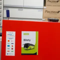 Na czerwonym blacie znajduje się naklejka z napisem "FLIXBUS Bilety". Tutaj kupisz bilet na Flixbus.