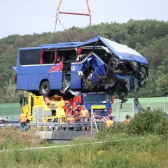 Wypadek autobusu w drodze do Medjugorie z Polski. Uszkodzony pojazd jest podnoszony przez dźwig.
