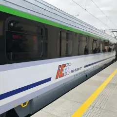 Nowy pociąg EIC PKP Intercity z charakterystycznym logo stoi na peronie.