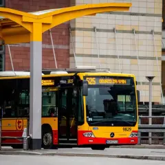 Żółty autobus linii 525 na przystanku w Warszawie, gotowy do odjazdu. Szybka kolej miejska w Warszawie to nie tylko pociągi, ale i sprawna komunikacja autobusowa.
