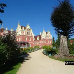 Piękny pałac w parku mużakowskim, idealne miejsce na zwiedzanie. Wspaniała architektura i zieleń.