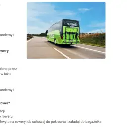Zielony autobus Flixbus z tyłu, na którym zamontowano uchwyty na rowery. Możesz zabrać swój rower w autobusie.