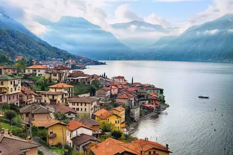 Malownicze miasteczko nad jeziorem Como, z widokiem na góry, idealne na podróż z Bergamo.