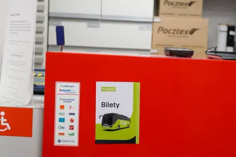 Na czerwonym blacie znajduje się naklejka z napisem "FLIXBUS Bilety". Tutaj kupisz bilet na Flixbus.