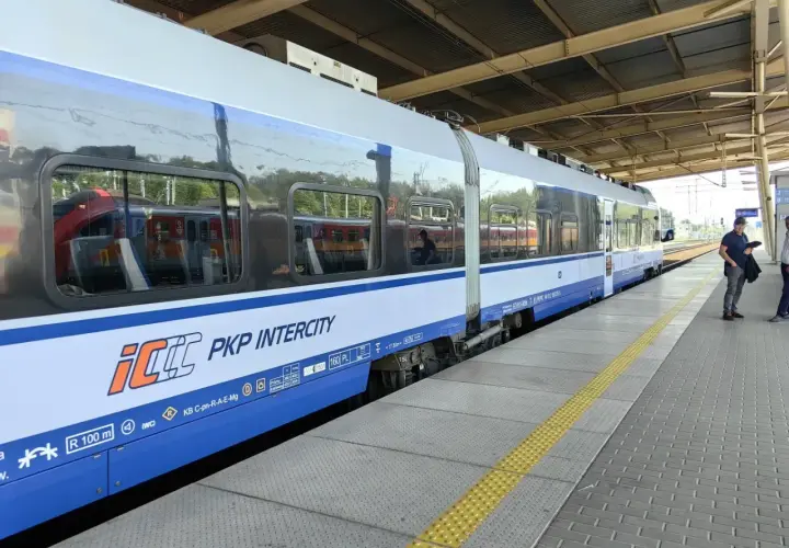 Pociąg PKP Intercity na peronie. Czekam na wymianę biletu, by ruszyć w podróż.