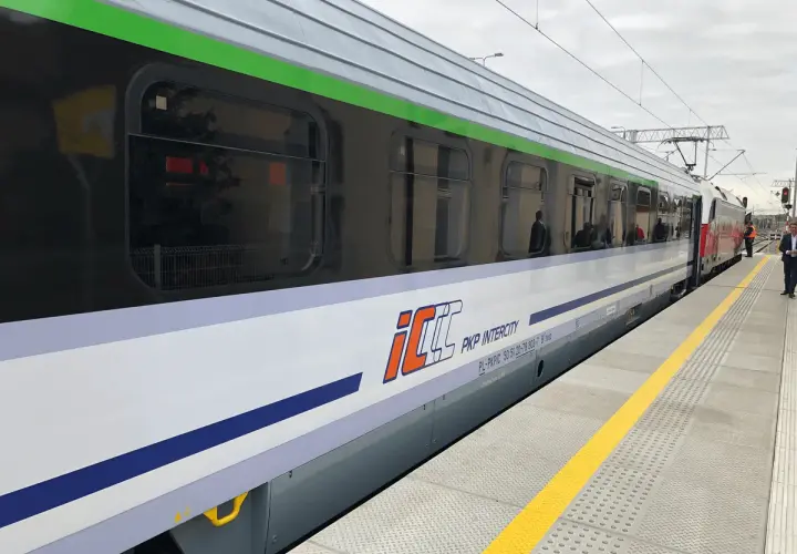 Nowy, lśniący pociąg PKP Intercity stoi na peronie.