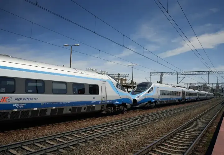 Dwa nowoczesne pociągi PKP Intercity stoją na torach. Zastanawiasz się nad pociąg warszawa - gdańsk cena?