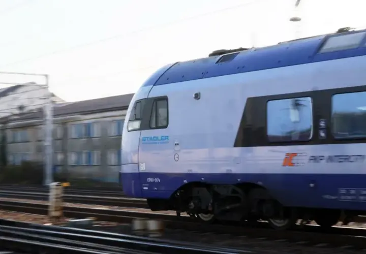Pędzący pociąg PKP Intercity z napisem "Stadler" na boku. Może to być widok podczas podróży, gdy planujesz zwrot biletu PKP.