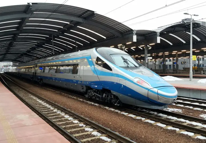 Nowoczesny pociąg Pendolino czeka na pasażerów na peronie. To idealny środek transportu na podróż z Bielska nad morze.