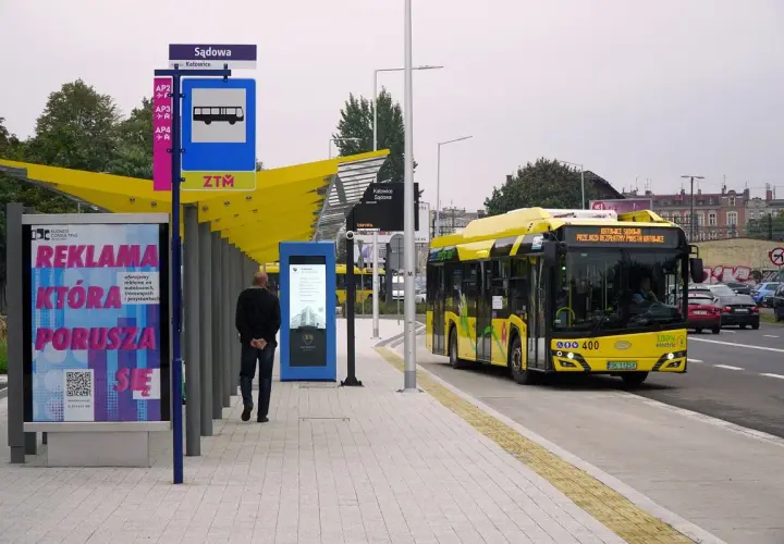 Żółty autobus elektryczny na przystanku Sądowa w Katowicach. Aby dowiedzieć się, jak dojechać z dworca PKP Katowice na ul. Ceglaną, sprawdź rozkład jazdy ZTM.