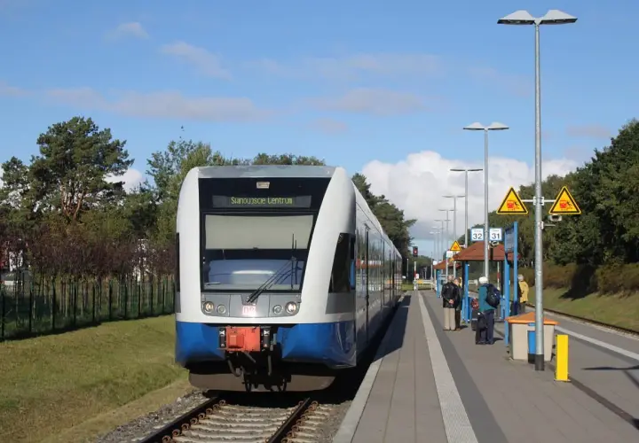 Pociąg relacji Świnoujście Ahlbeck stoi na peronie.