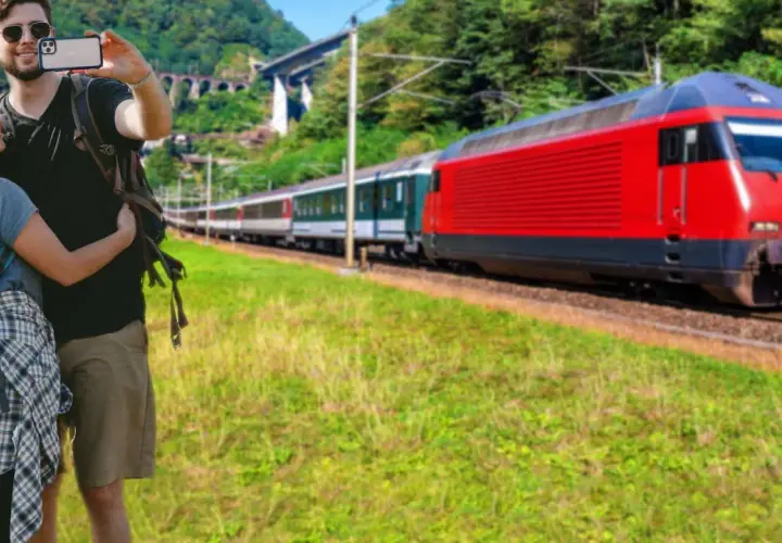 Para w objęciach robi sobie selfie na tle pociągu Rytro Nowy Sącz.