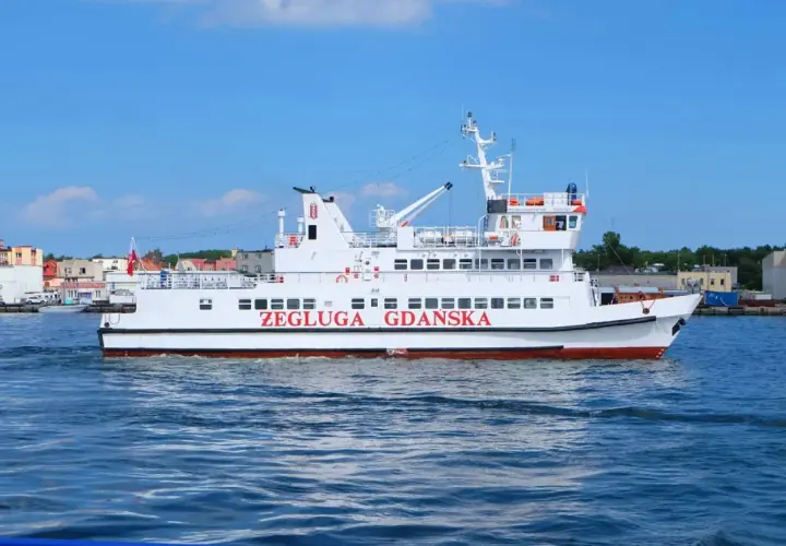 Biały statek pasażerski "Żegluga Gdańska" płynie po wodzie. Sprawdź pkp gdynia - hel cena biletu na rejs.