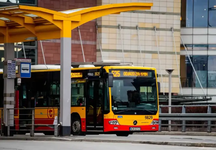 Żółty autobus linii 525 na przystanku w Warszawie, gotowy do odjazdu. Szybka kolej miejska w Warszawie to nie tylko pociągi, ale i sprawna komunikacja autobusowa.