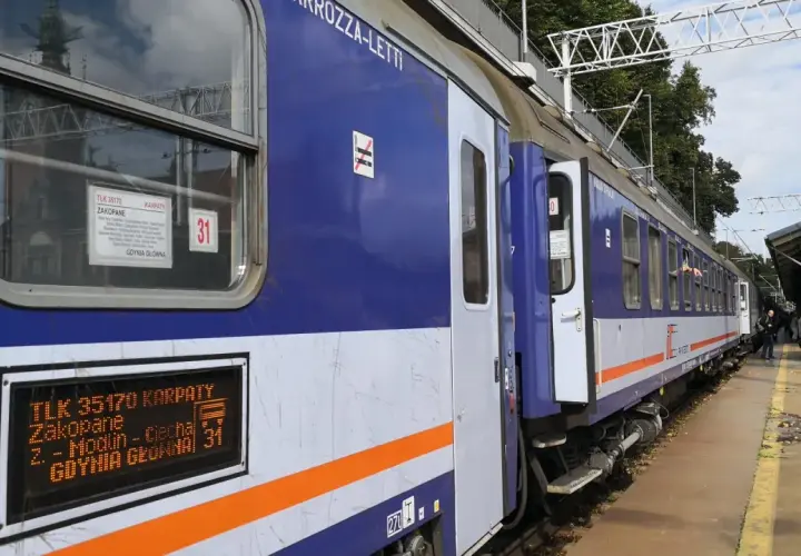 Pociąg TLK 35170 Karpaty z Gdyni Głównej do Zakopanego, wagon 31. Rozkład miejsc widoczny na tablicy.