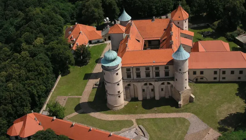 Zamek w Wiśniczu z lotu ptaka. Ciekawostki o jego historii i architekturze zachwycają.