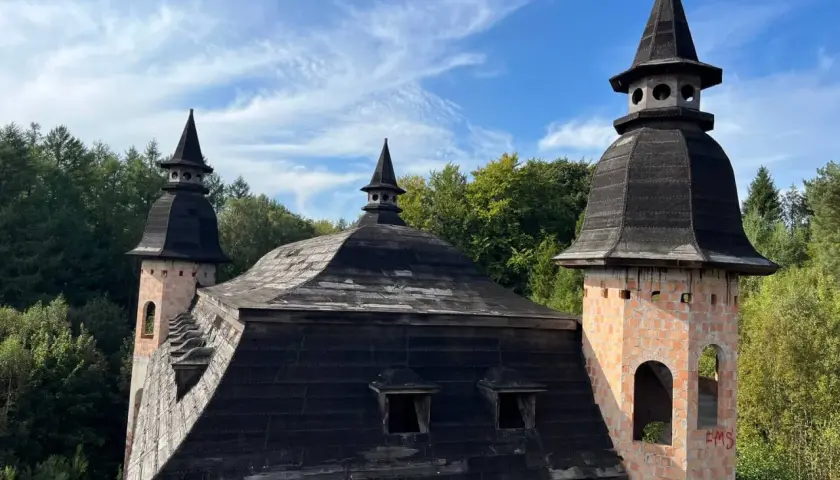 Zamek w Łapalicach, którego właściciel marzył o budowli jak z bajki, wciąż czeka na dokończenie. Dziś to ruina z wieżami i stromymi dachami.