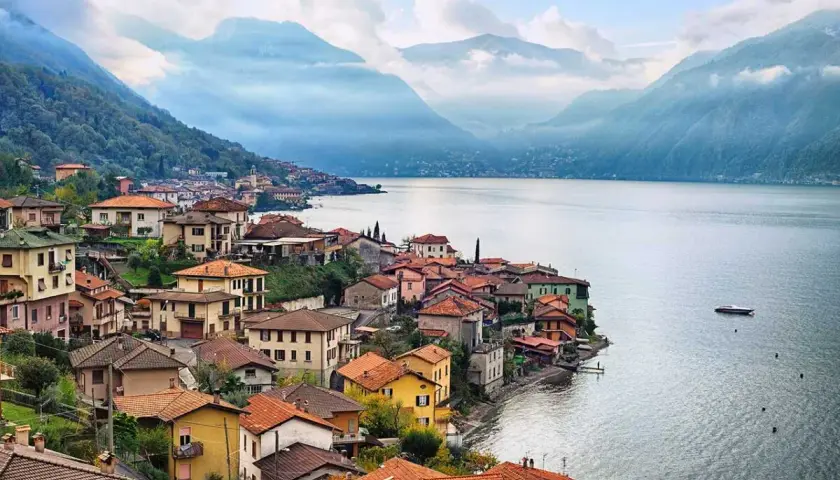 Malownicze miasteczko nad jeziorem Como, z widokiem na góry, idealne na podróż z Bergamo.