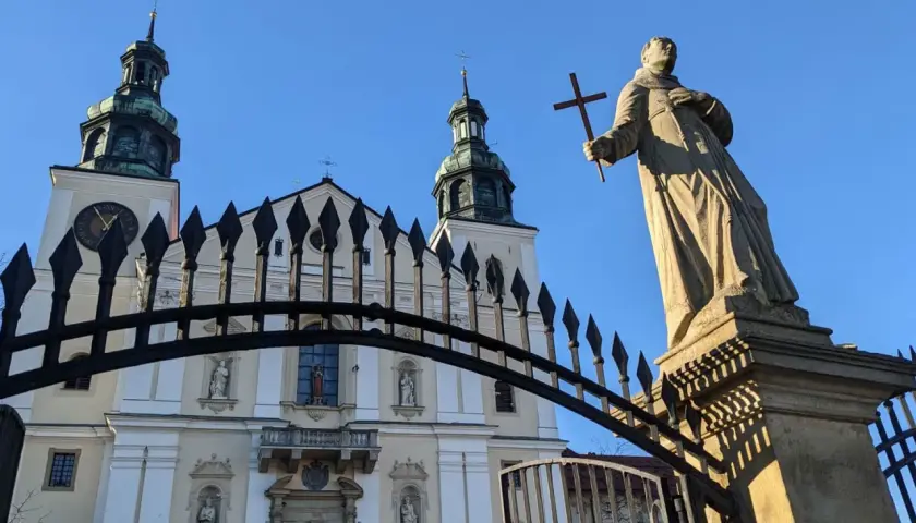 Kamienna figura z krzyżem przed kościołem na krakowskiej Kalwarii Zebrzydowskiej.