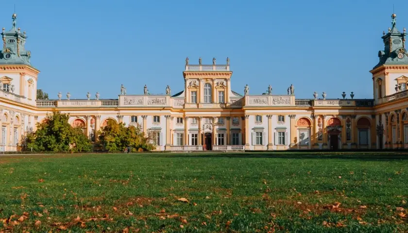 Pałac w Wilanowie zachwyca architekturą. Zwiedzanie za darmo to świetna okazja, by podziwiać jego piękno.
