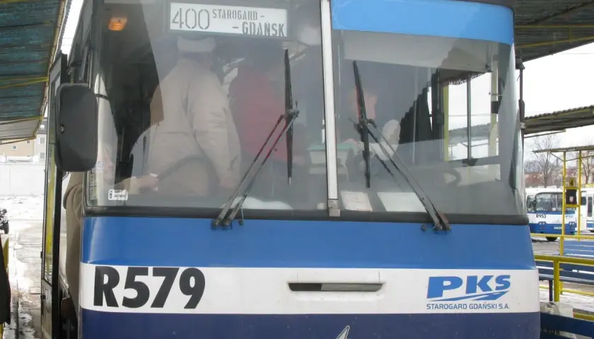 Autobus PKS R579 z napisem "400 Starogard - Gdańsk" na tablicy kierunkowej.