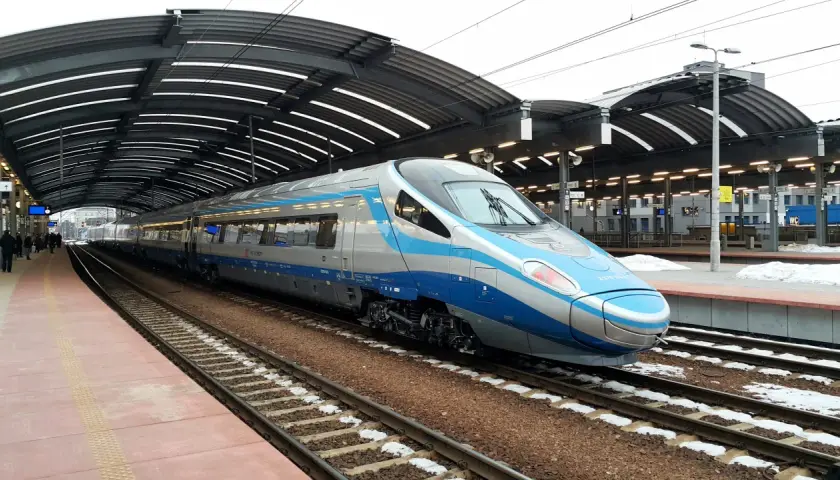 Nowoczesny pociąg Pendolino czeka na pasażerów na peronie. To idealny środek transportu na podróż z Bielska nad morze.