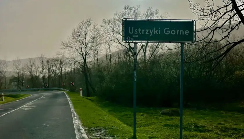Droga z Krakowa do Ustrzyk Górnych. Znak informuje o wjeździe do miejscowości Ustrzyki Górne.