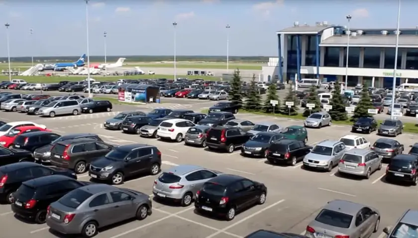 Czy wjazd na lotnisko w Pyrzowicach jest płatny? Sprawdź opłaty!