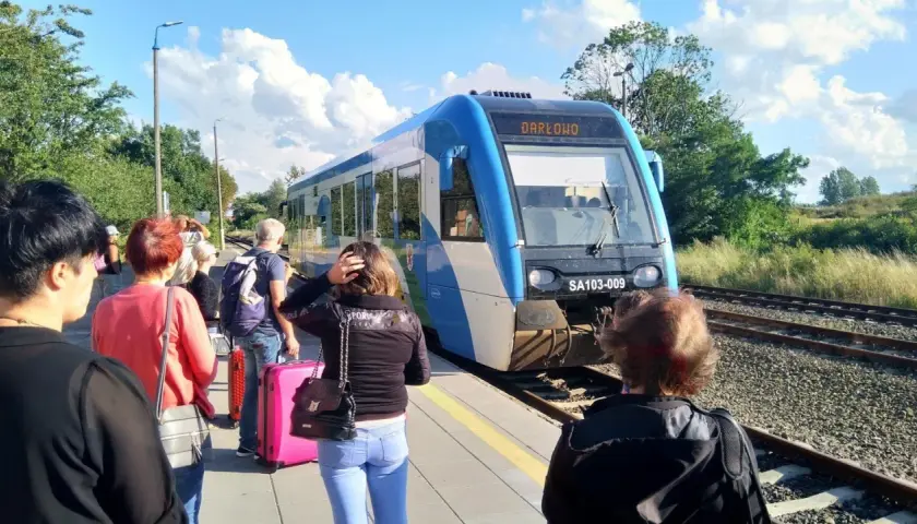 Ludzie czekają na pociąg do Darłowa. To dobry sposób, jak dojechać ze Sławna do Darłówka.