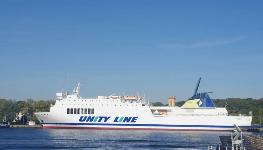 Duży prom Unity Line na wodzie, idealny na rejsy statkiem Świnoujście-Międzyzdroje.