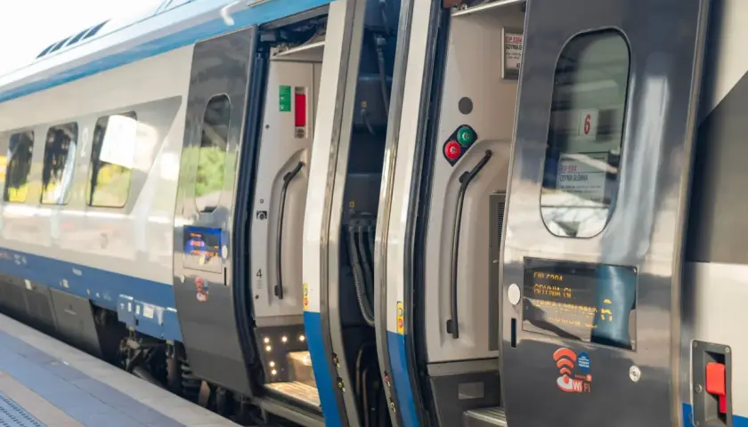 Pociąg EIP 5304 z Gdyni Głównej do Warszawy Centralnej, z otwartymi drzwiami, gotowy do podróży.