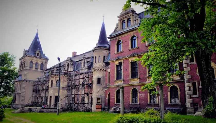 Pałac w Krowiarkach: Fascynująca historia i ukryte skarby architektury