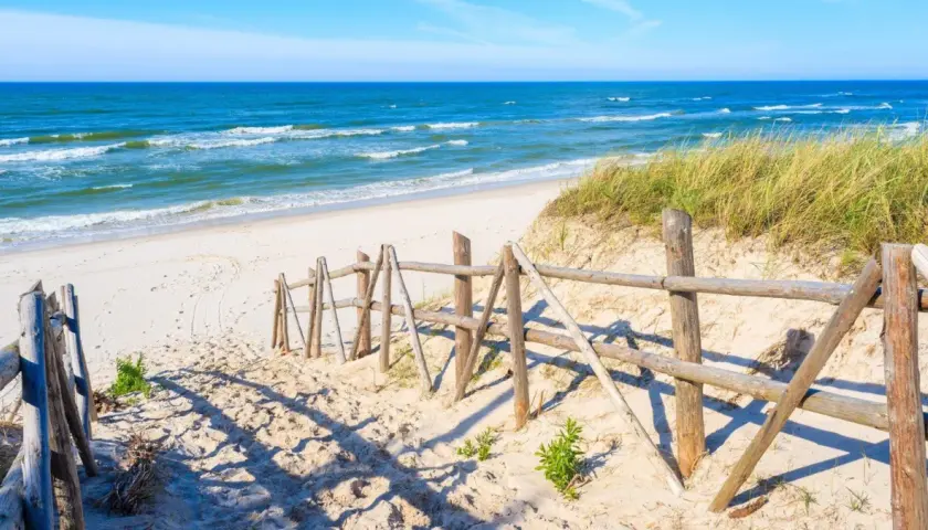 Łeba czy Ustka - który kurort ma więcej atrakcji i lepsze plaże?