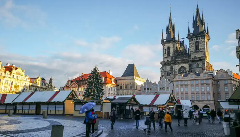Rynek w Pradze z jarmarkiem świątecznym i Kościołem Marii Panny przed Tynem.