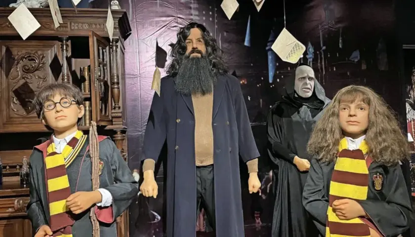 Postacie z Harry'ego Pottera w Muzeum Figur Woskowych Warszawa: Harry, Hagrid, Voldemort i Hermiona.