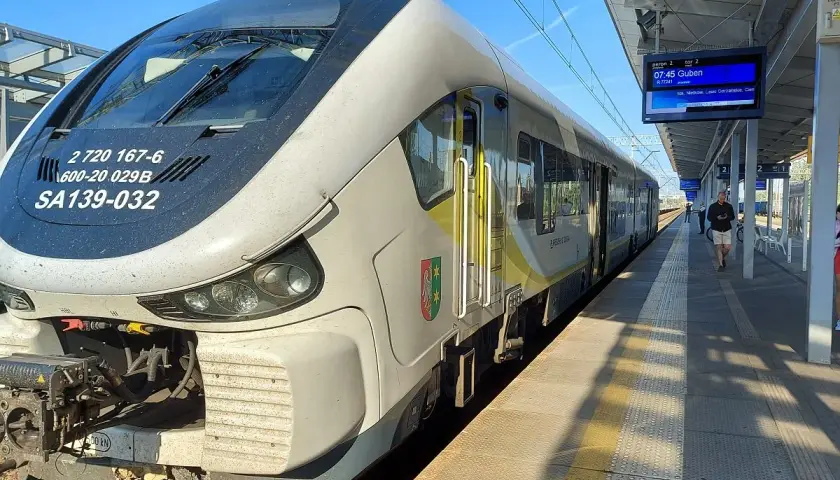 Pociąg SA139-032 na stacji, gotowy do odjazdu. Może właśnie zmierza w stronę zielonej góry w Szczecinie?