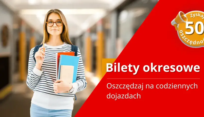 Młoda kobieta z zeszytami i ołówkiem, w tle korytarz. Napis "Bilety okresowe" i "Zyskaj do 50% oszczędności".