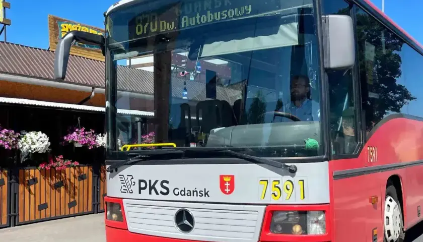 Autobus PKS Gdańsk 870, z kierowcą za kierownicą. Sprawdź autobus 870 Gdańsk cennik przed podróżą.