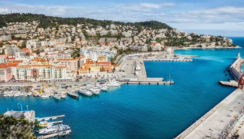 Widok na port w Nicei, z górami w tle. W oddali widać fragment wybrzeża w kierunku Marsylii.