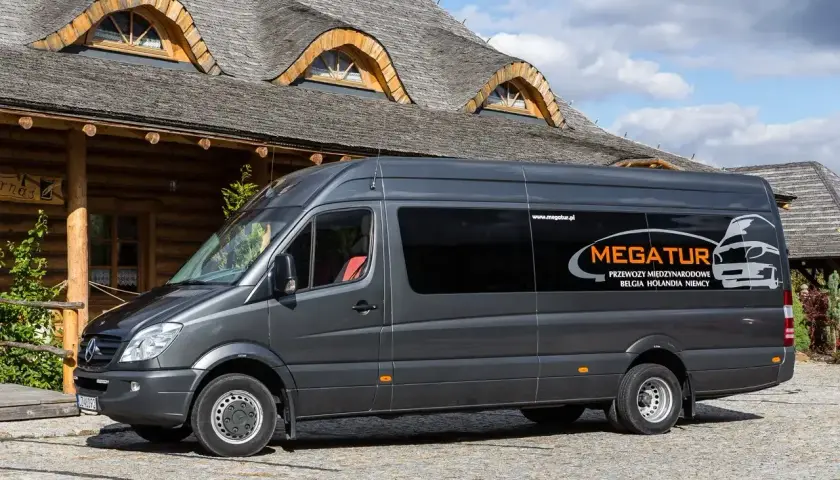 Szary bus firmy Megatur, gotowy na podróż do Holandii. Przewozy międzynarodowe do Belgii, Holandii i Niemiec.