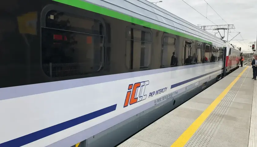 Nowy pociąg EIC PKP Intercity z charakterystycznym logo stoi na peronie.